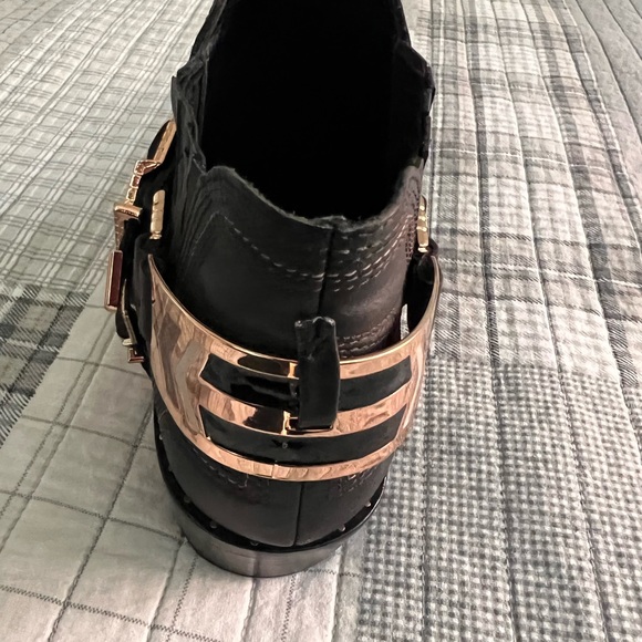 Cute Pair of Ivy Kirzhner Boitletd - Picture 6 of 7